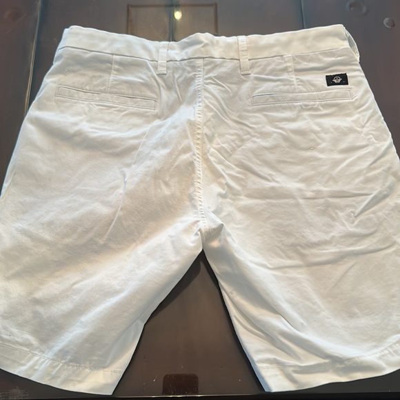 Men’s white dockers shorts - Picture 2 of 2